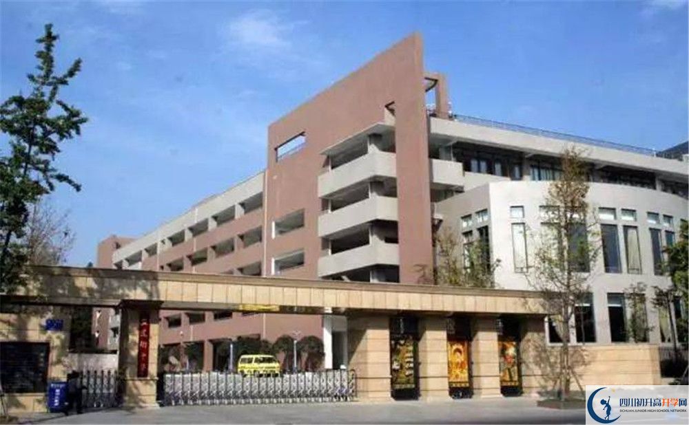 成都市田家炳中學(xué)的高中住宿好不好？