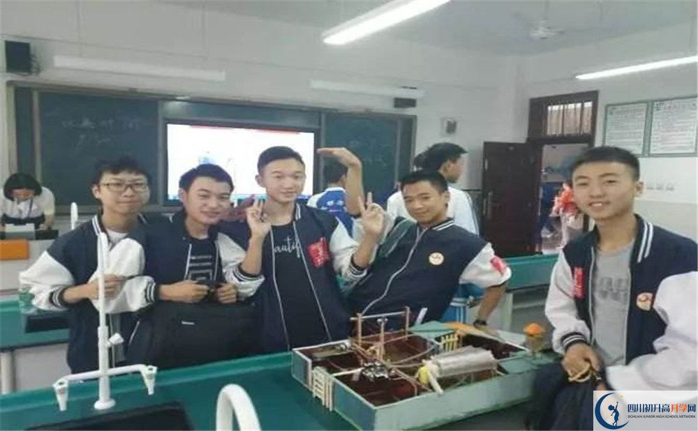賈家中學一學期的學費是多少？