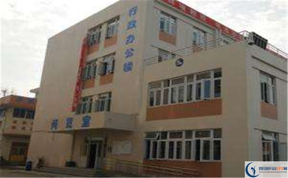 蜀城中學(xué)一學(xué)期的學(xué)費(fèi)是多少？