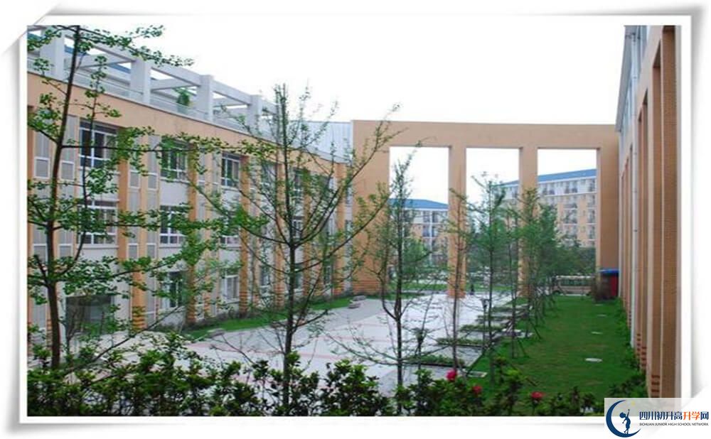 八一聚源高級中學(xué)一學(xué)期的學(xué)費(fèi)是多少錢？
