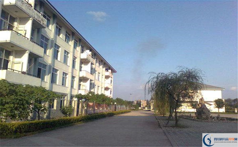 淮口中學(xué)的學(xué)費一期是多少？