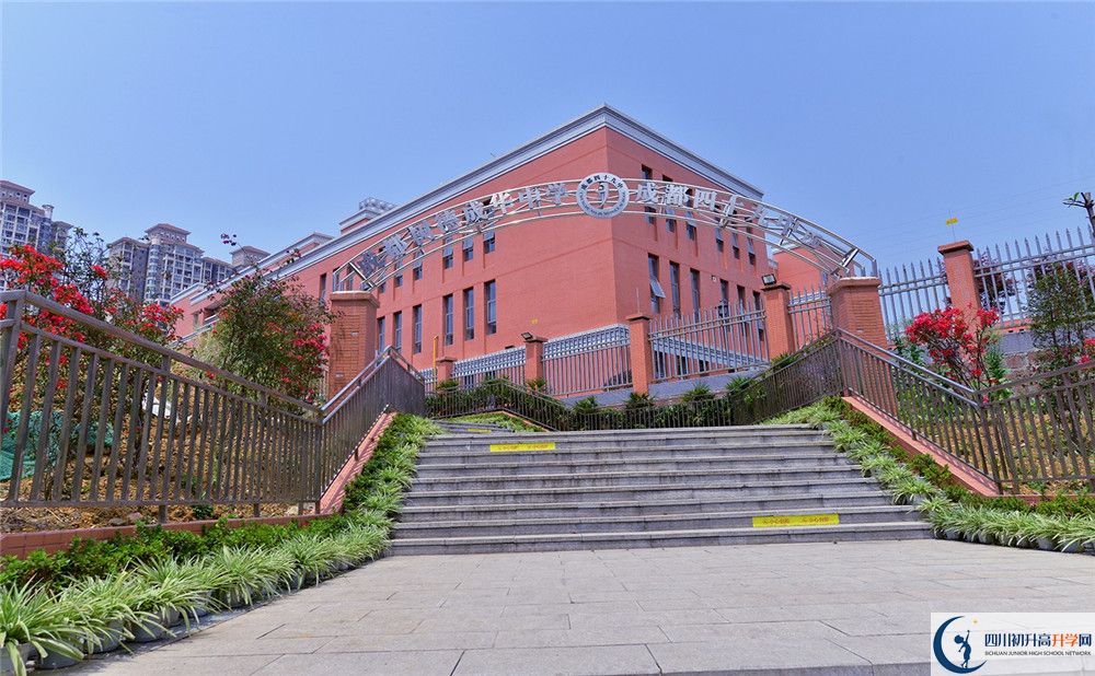 成都市第四十九中學住宿費用是多少？