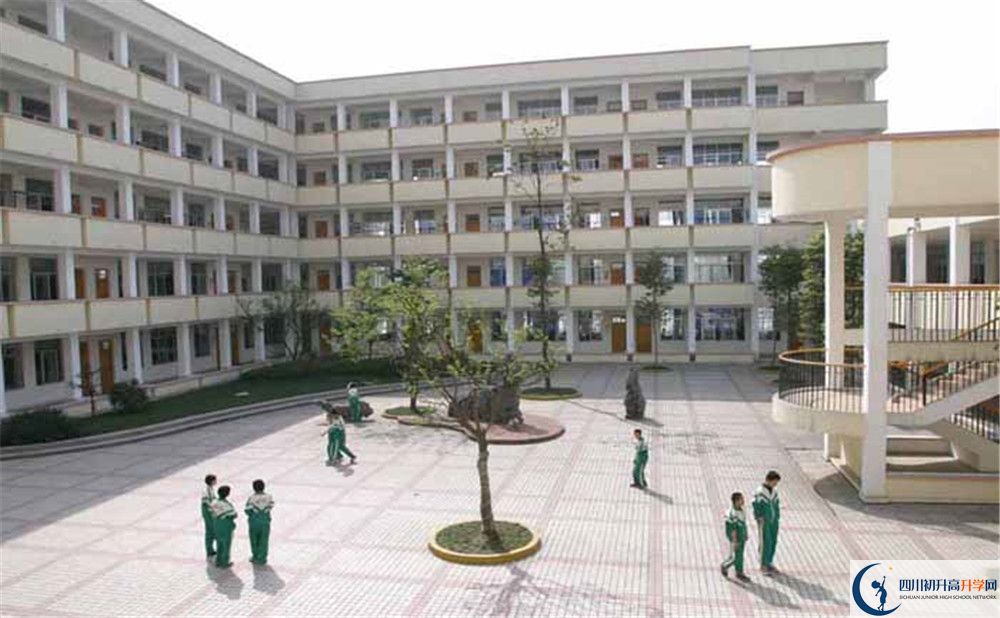 都江堰外國語實驗學校住宿費用是多少？