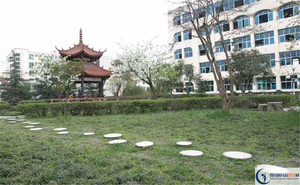 都江堰外國語實驗學(xué)校是私立收費嗎？