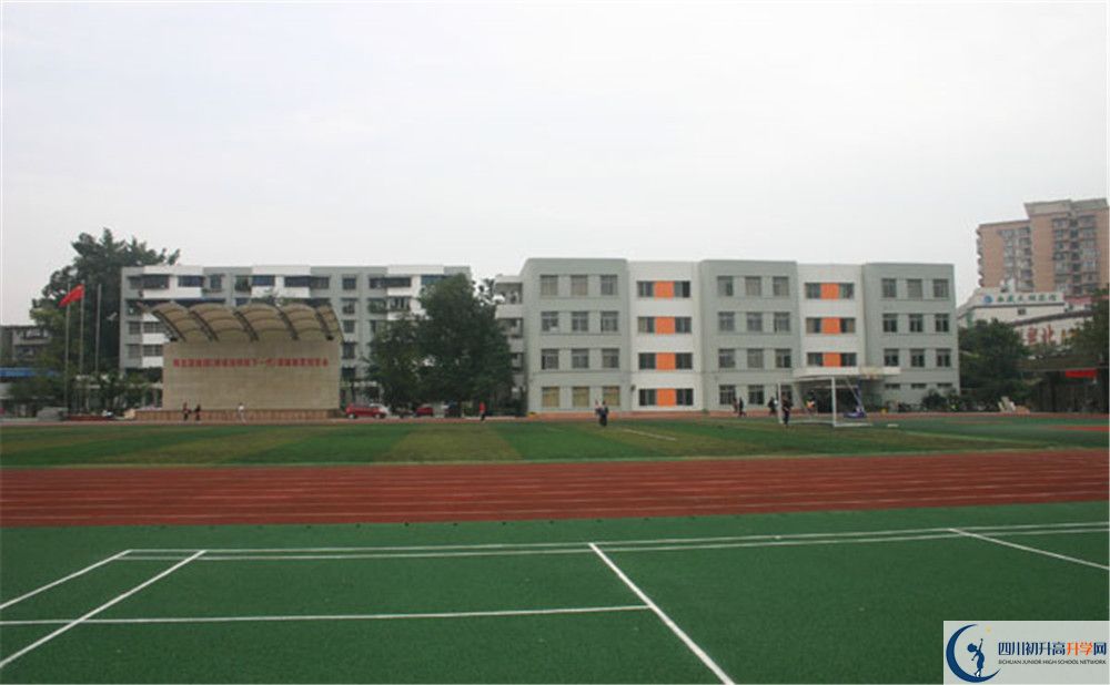 成都鐵路中學(xué)實驗班學(xué)費貴嗎？