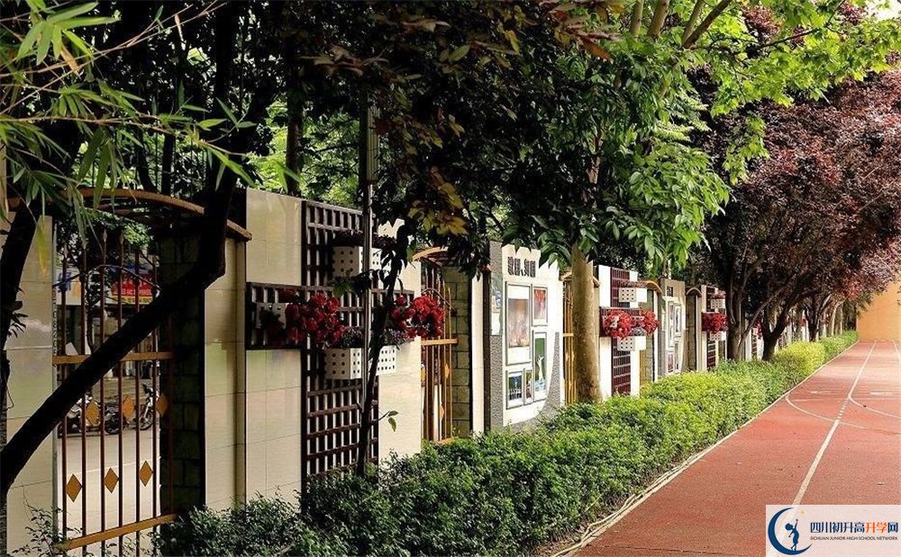 成都大學(xué)附屬中學(xué)實(shí)驗(yàn)班學(xué)費(fèi)貴嗎？