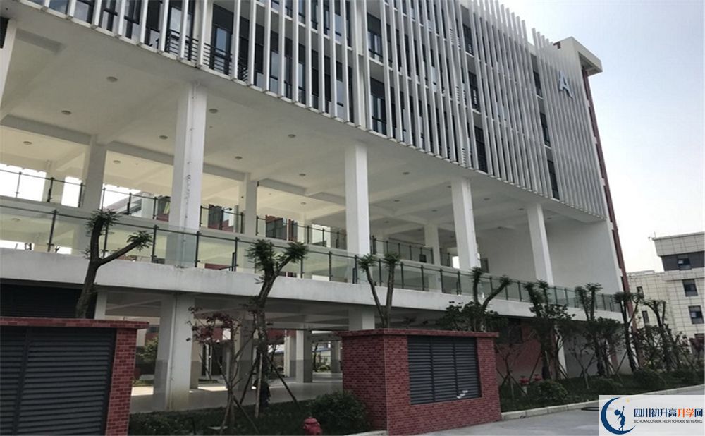 北京第二外國語學院成都附屬中學走讀生作息時間是怎樣？