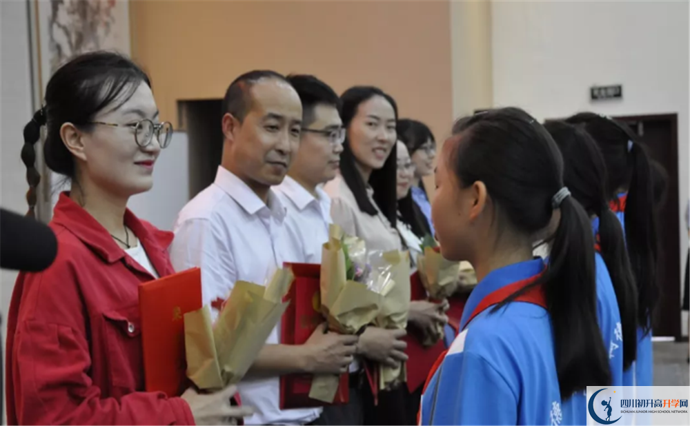 川化中學(xué)在校學(xué)生總?cè)藬?shù)是多少？