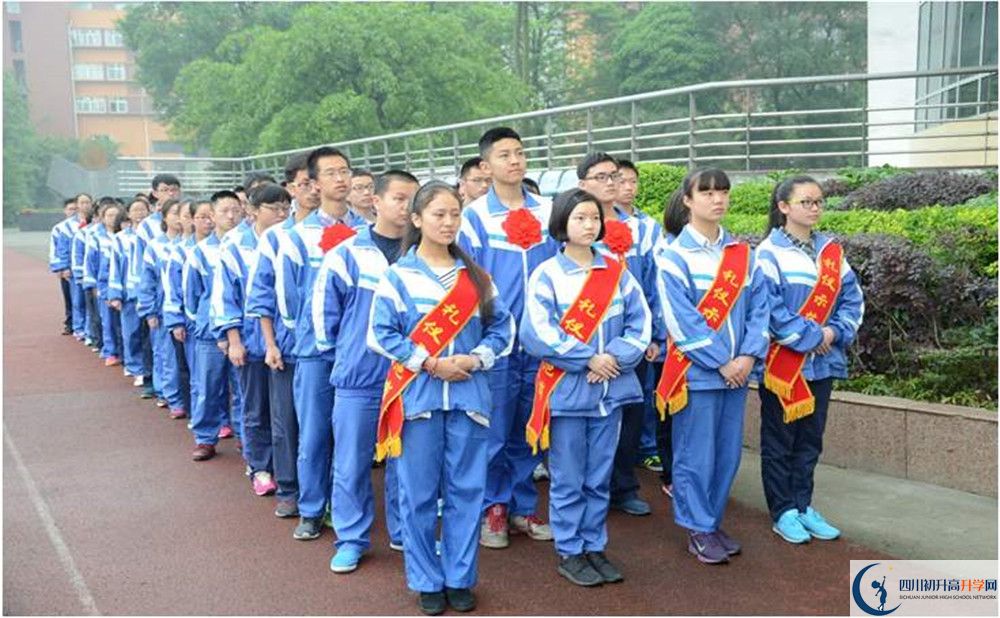 溫江中學在校學生總人數(shù)是多少？