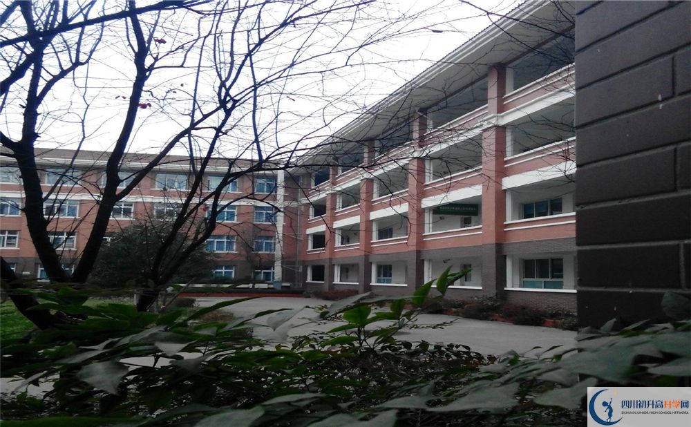 崇慶中學在校學生總?cè)藬?shù)是多少？