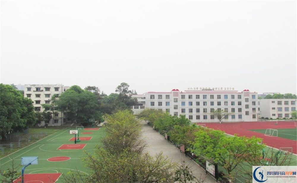 青白江中學今年的學費怎么收取，是否有變化？