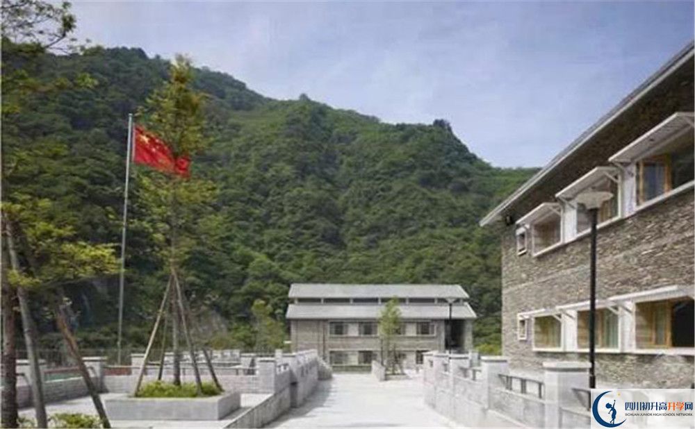 臥龍?zhí)貐^(qū)中學(xué)今年的錄取條件是否有變化？